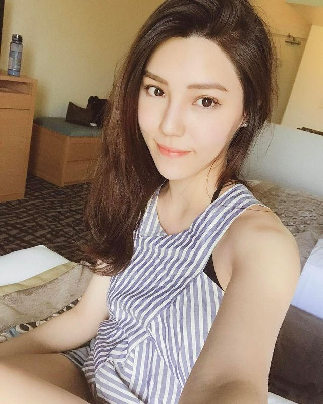 华航空姐LiviaRong气质美人超吸睛