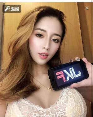 一双深邃迷人的大眼电力十足，感觉跟她对视都会忍不住害羞~张楚曼