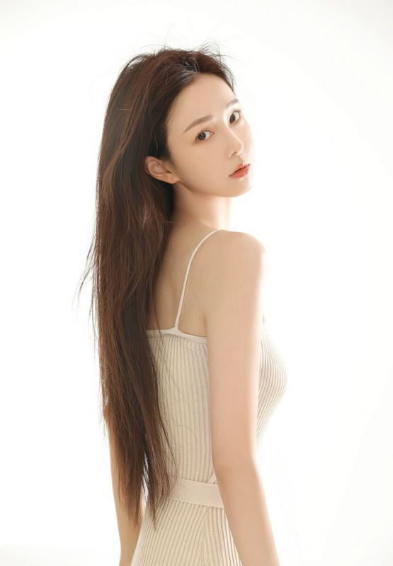 高颜值美女细长白皙美腿性感写真