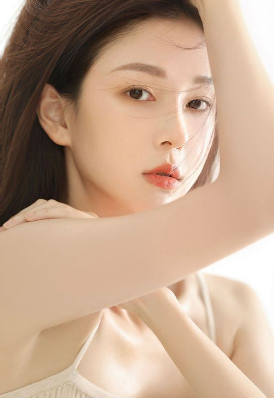 高颜值美女细长白皙美腿性感写真