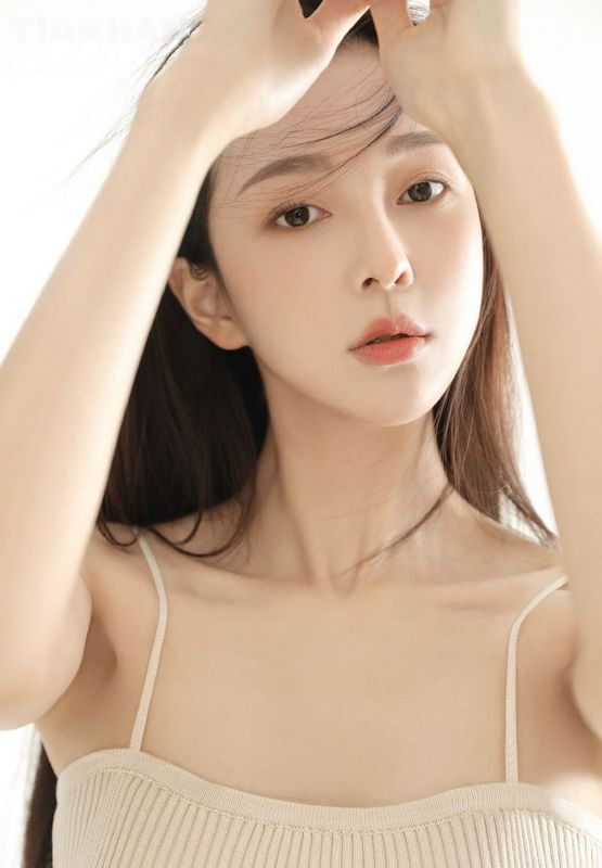 高颜值美女细长白皙美腿性感写真