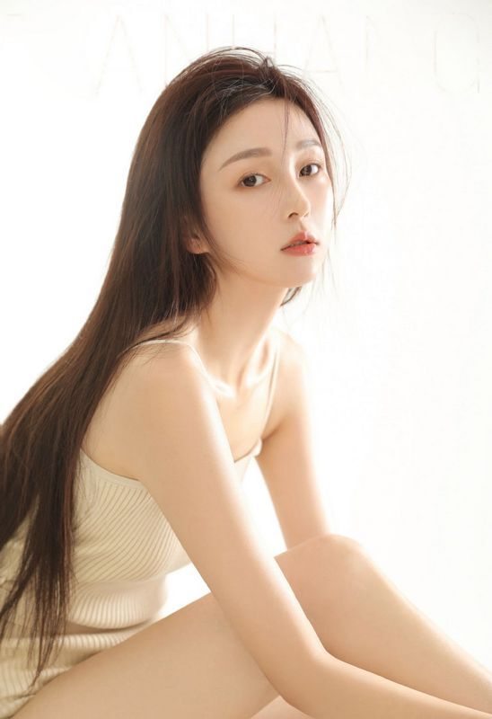 高颜值美女细长白皙美腿性感写真