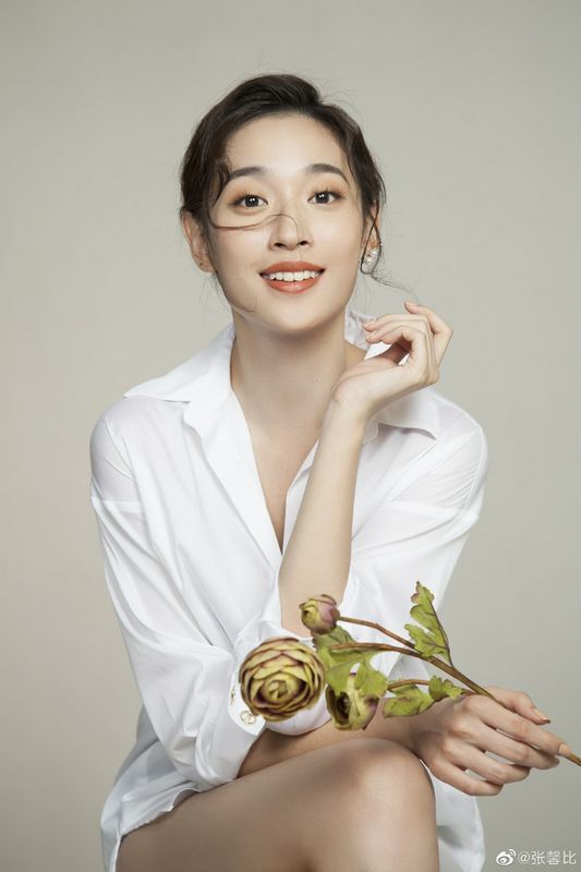 高颜值美女细长白皙美腿性感写真