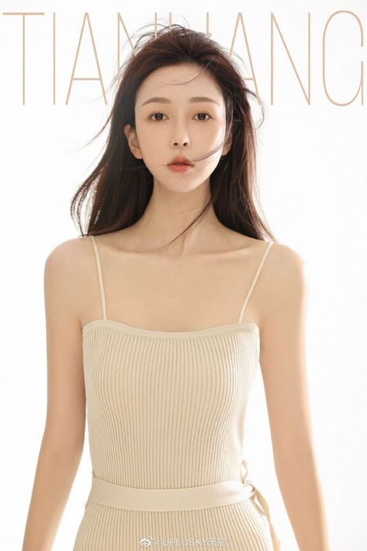 高颜值美女细长白皙美腿性感写真