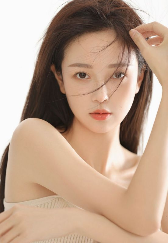 高颜值美女细长白皙美腿性感写真