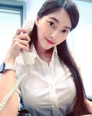 长腿妹天菜抬头一看惊见多汁翘臀内裤包不住张小壹