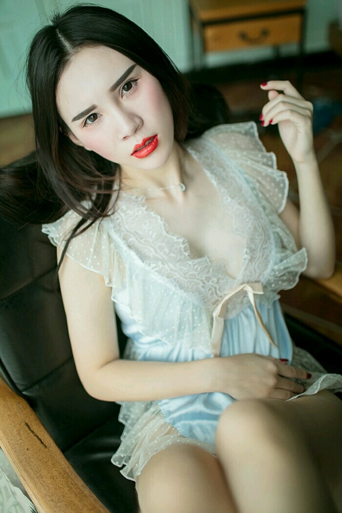 嫩白的小妞，就是胸太小了[34P]