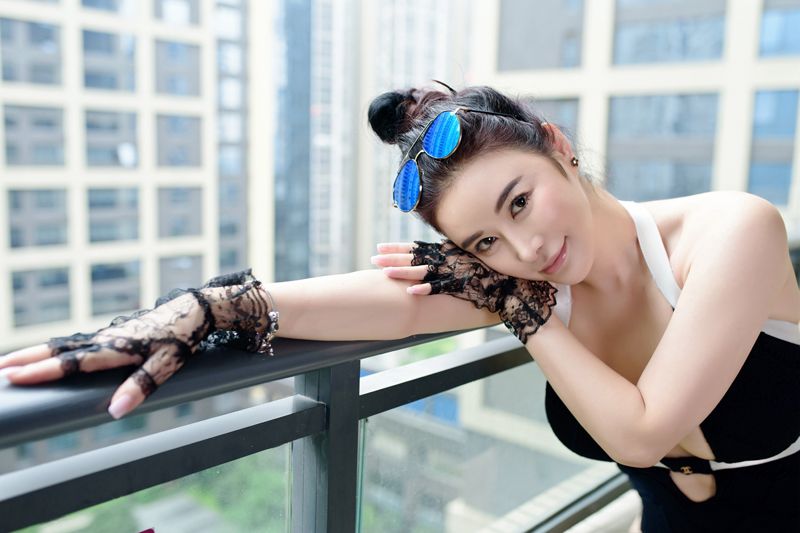 香港性感嫩模EVA 胸前大开巨乳尽现