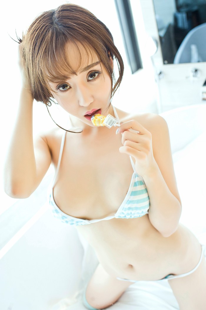 青春靓丽美女顾灿三点式内衣美乳诱人