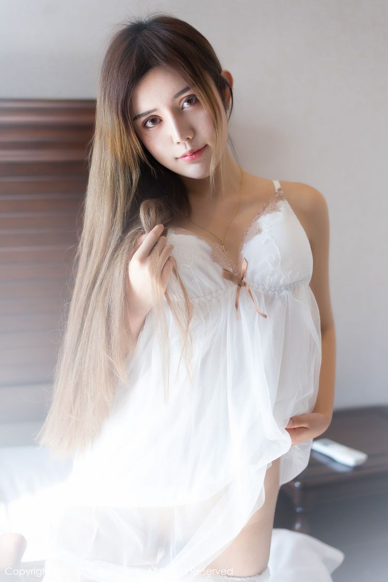 雪白优雅嫩妹卓娅祺美胸翘臀白色内衣诱惑