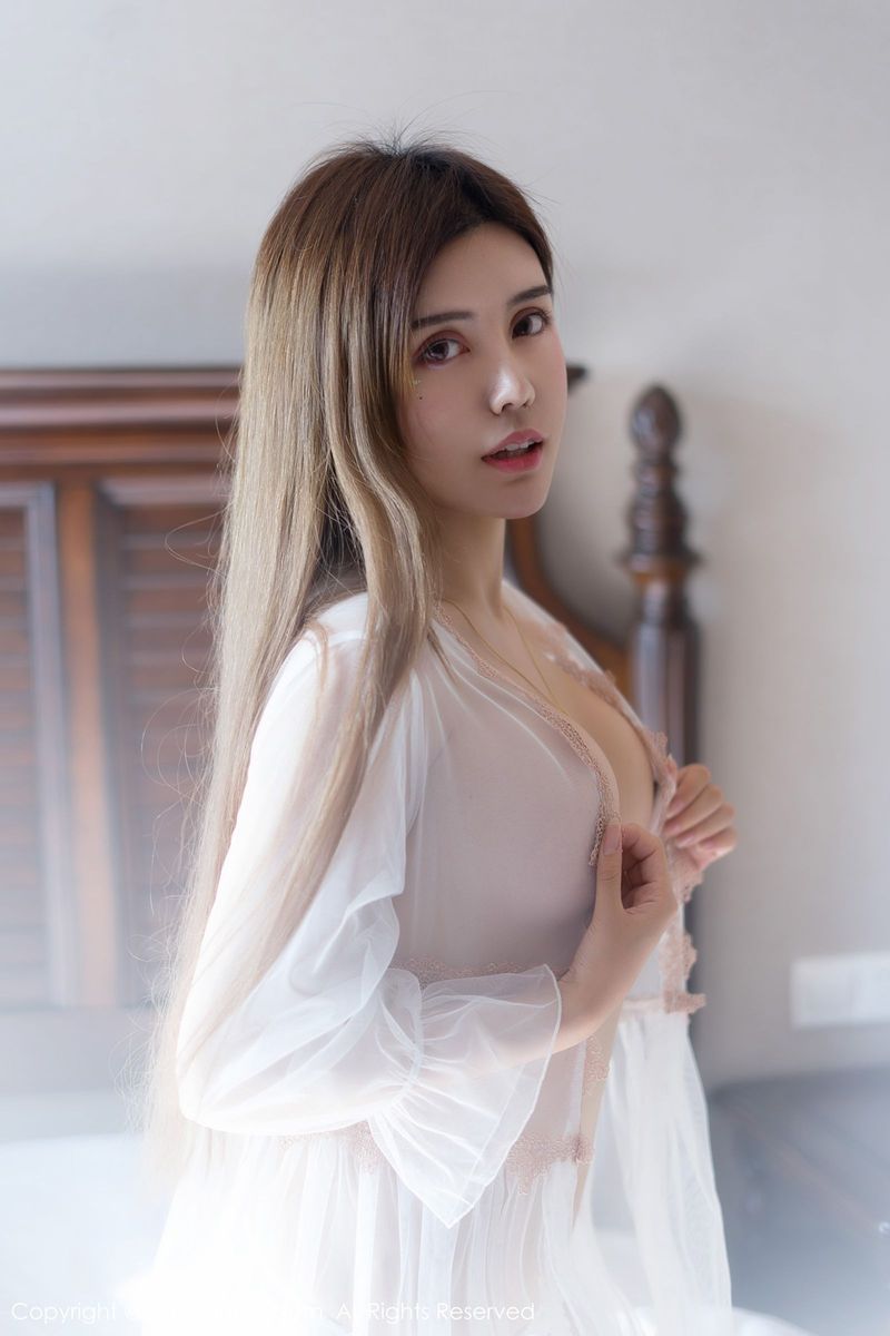 雪白优雅嫩妹卓娅祺美胸翘臀白色内衣诱惑