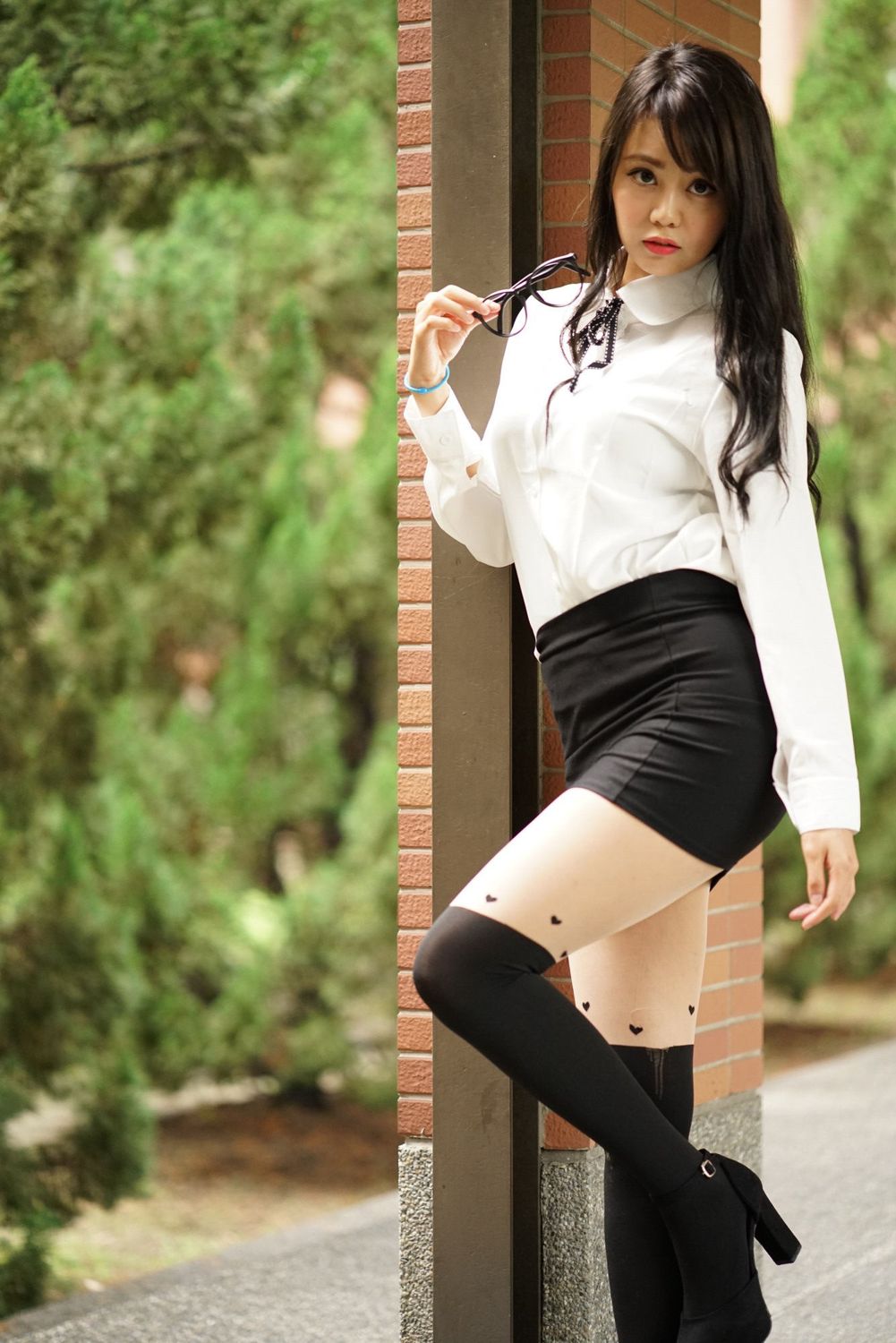 长腿美女学姐孙卉彤亚洲大学外拍迷人写真