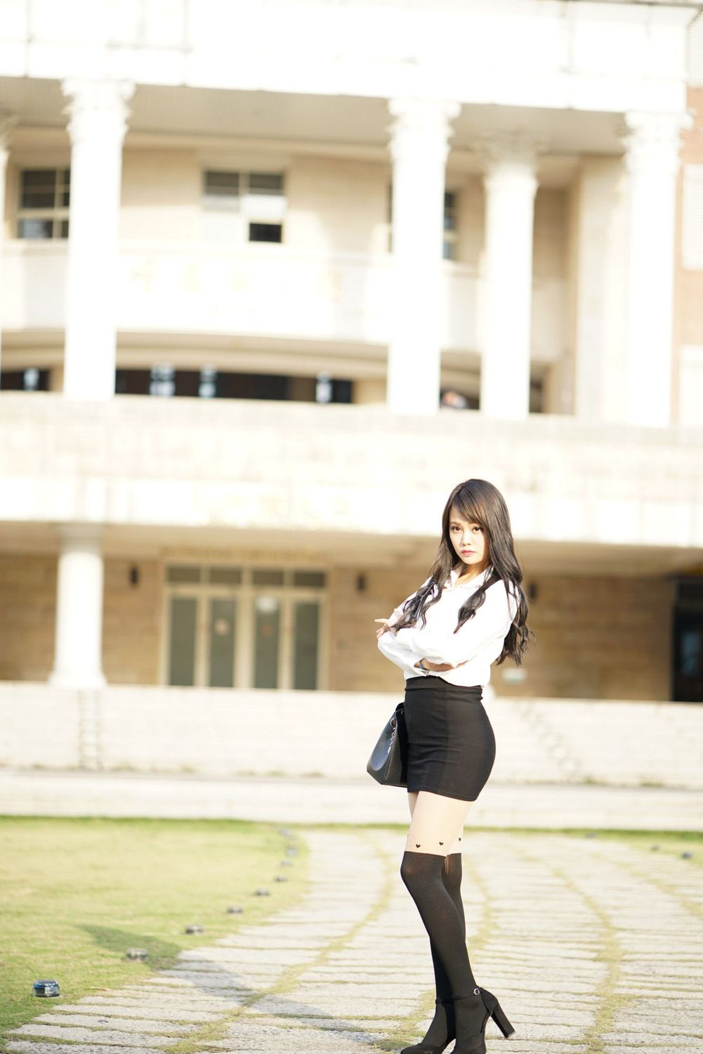 长腿美女学姐孙卉彤亚洲大学外拍迷人写真