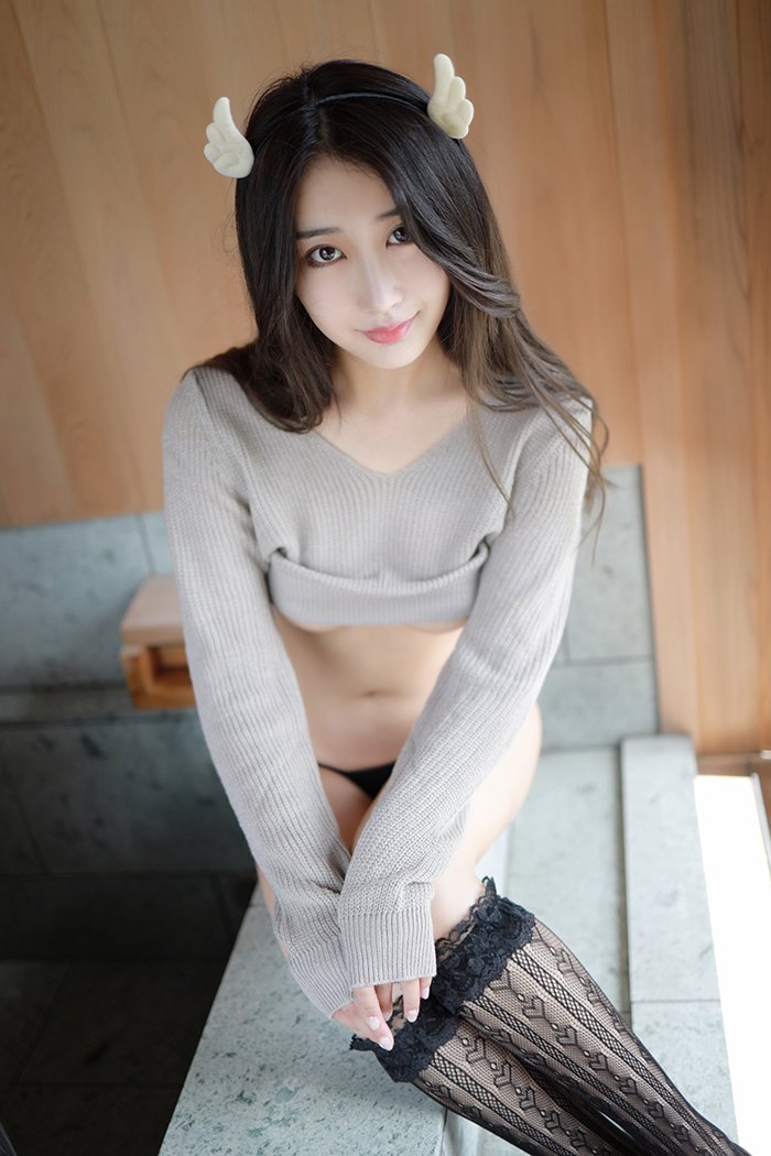 长发靓丽天使纤纤娇体粉嫩火辣身材姿势妖娆