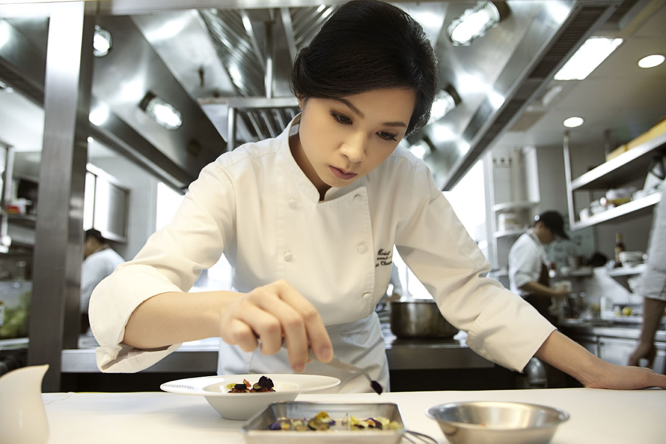 美女厨师：厨艺与魅力的完美融合