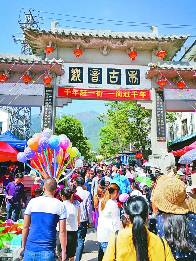 魅力美女街：时尚与美食的交织