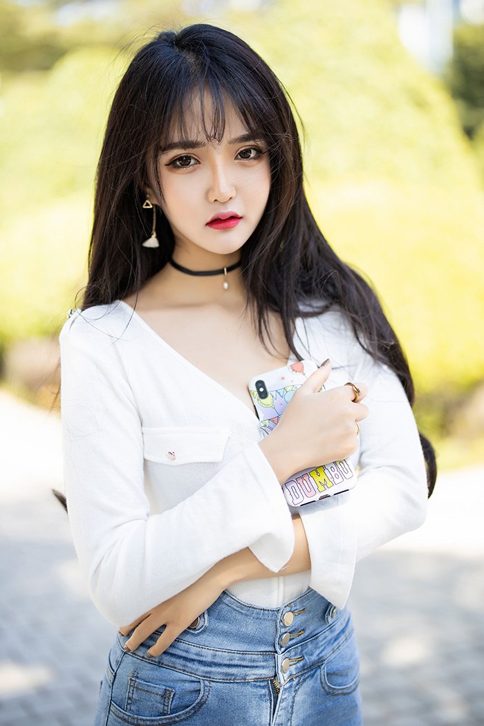 挠美女脚心