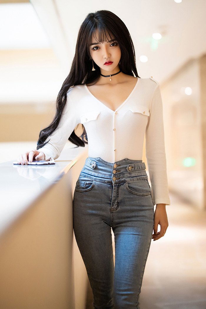 挠美女脚心