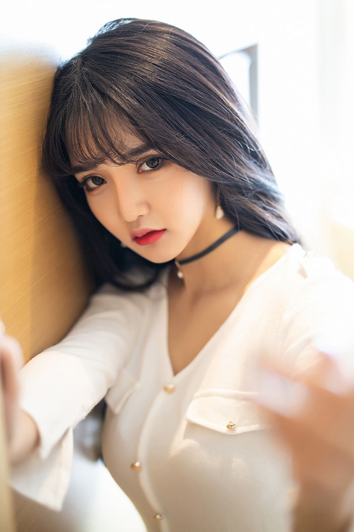 挠美女脚心