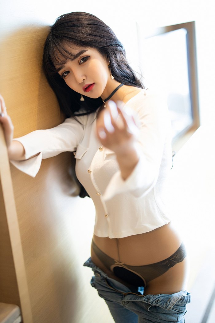 挠美女脚心