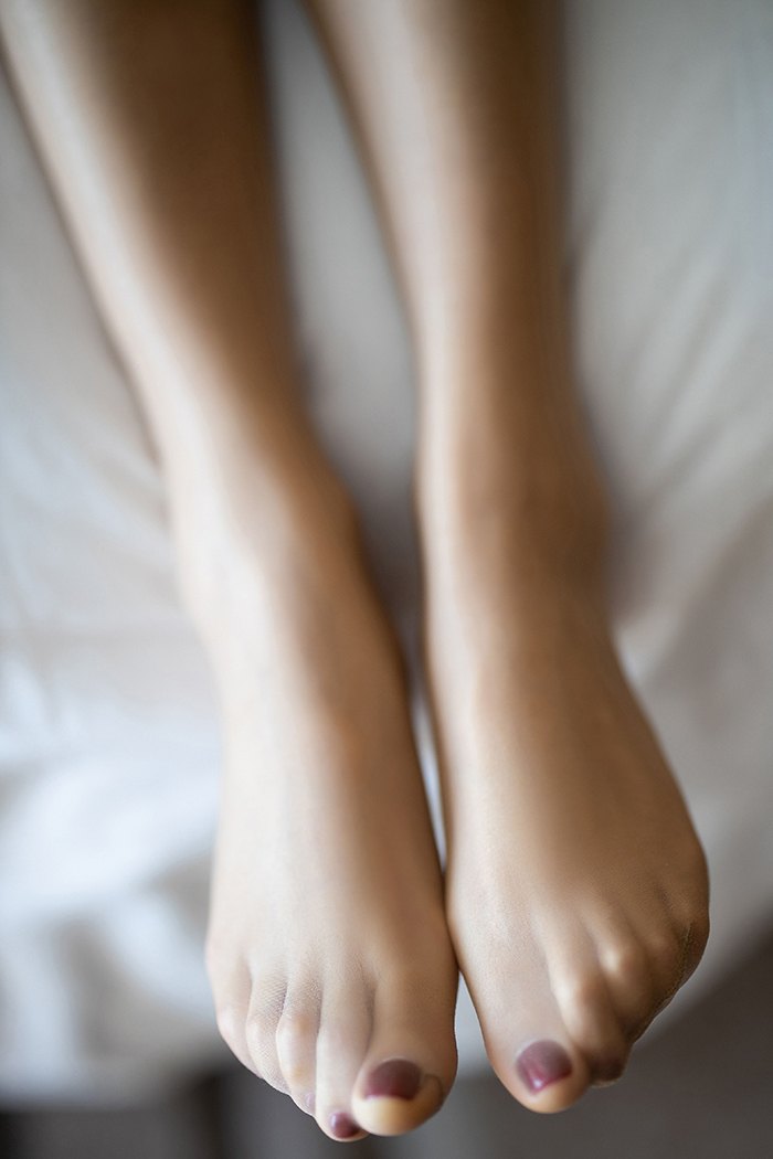 挠美女脚心