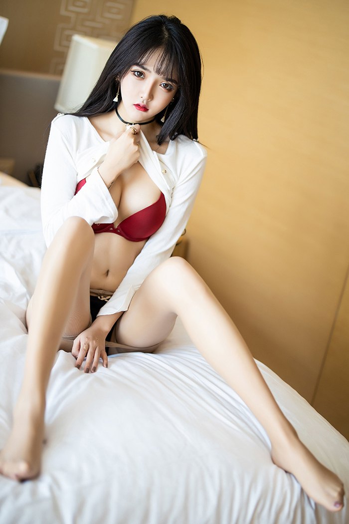 挠美女脚心