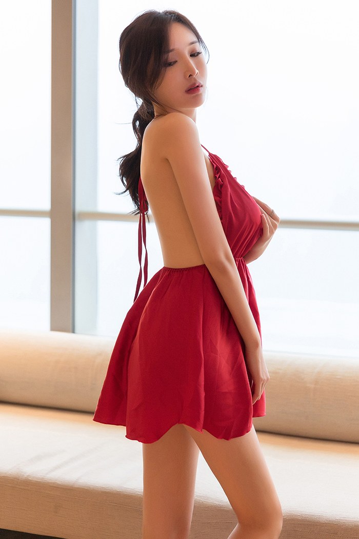 美女脱衣-性感女神周妍希诱人露背装吸睛