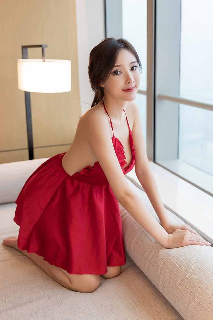 美女脱衣-性感女神周妍希诱人露背装吸睛
