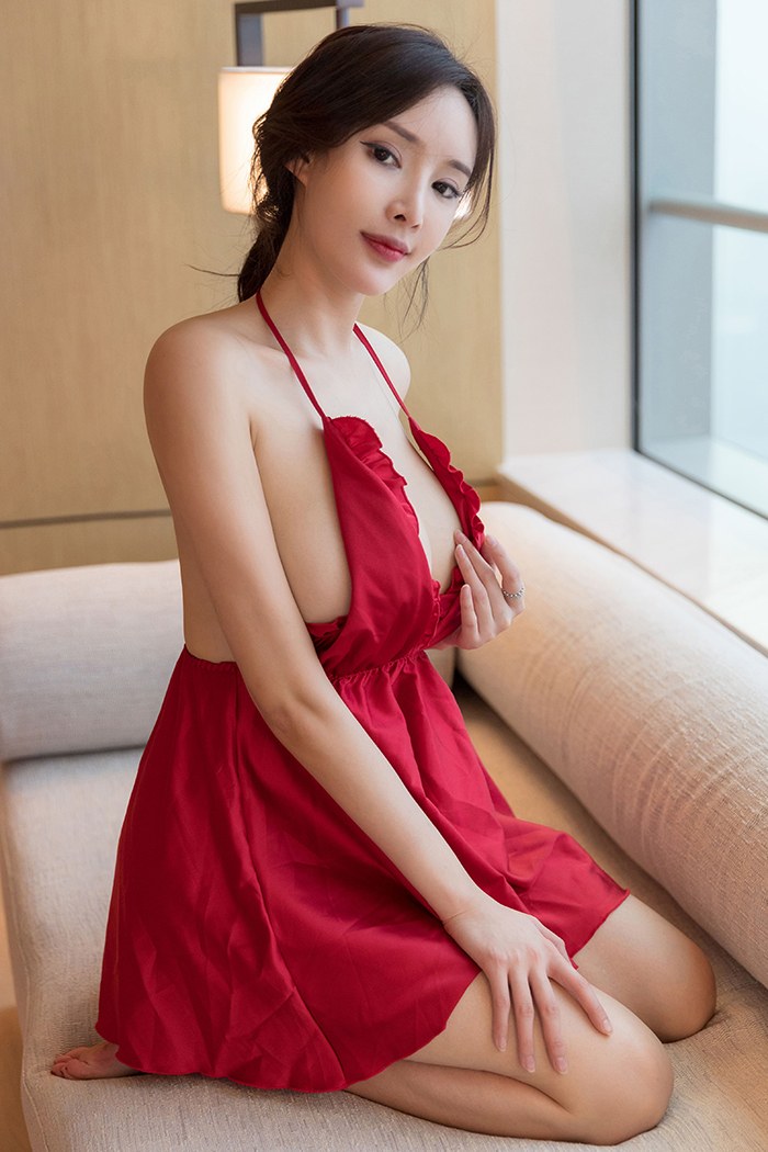 美女脱衣-性感女神周妍希诱人露背装吸睛