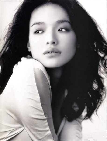 美女模特：时尚与魅力的象征
