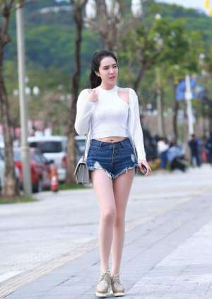 美女街拍：时尚魅力的视觉盛宴