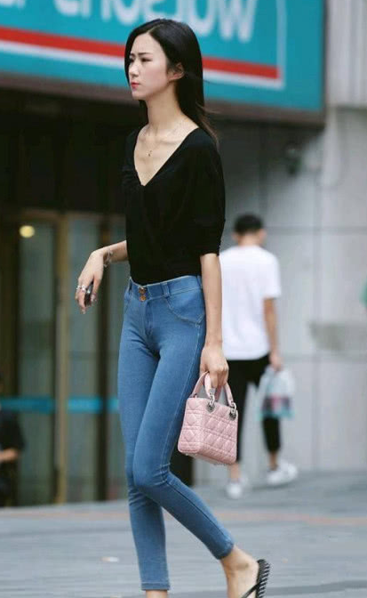 美女街拍:时尚魅力的视觉盛宴