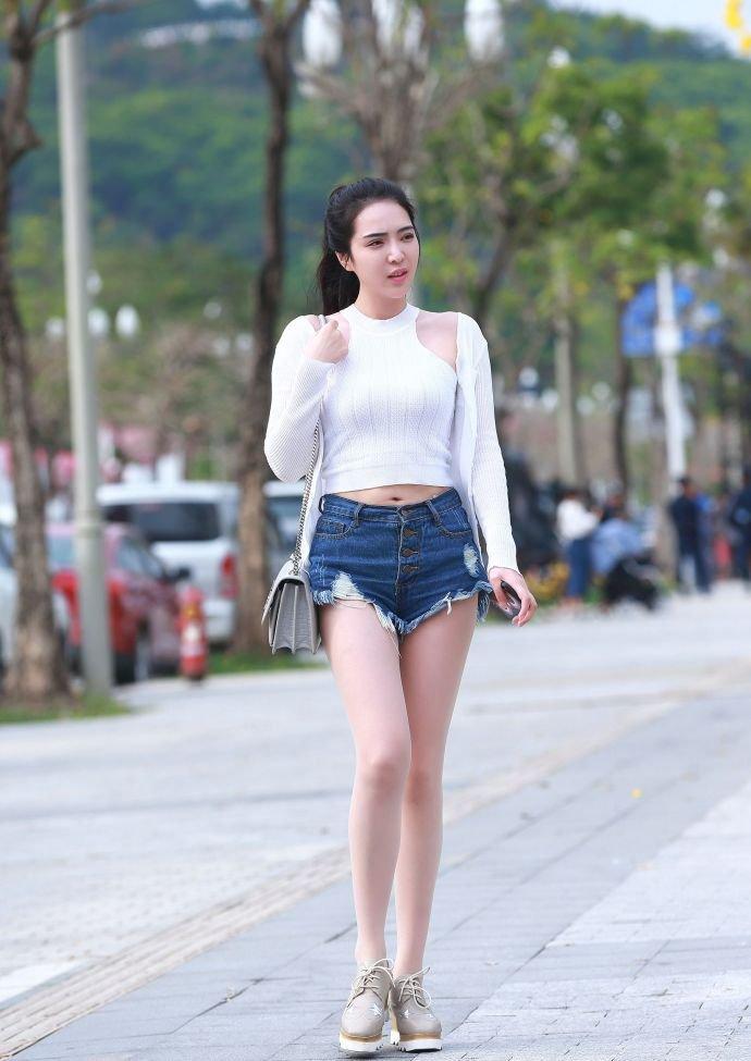 美女街拍:时尚魅力的视觉盛宴