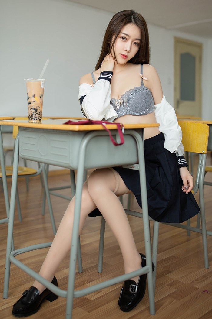 奶茶学生妹夏诗雯肉丝翘臀美乳教室露出