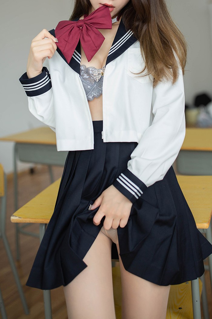 奶茶学生妹夏诗雯肉丝翘臀美乳教室露出