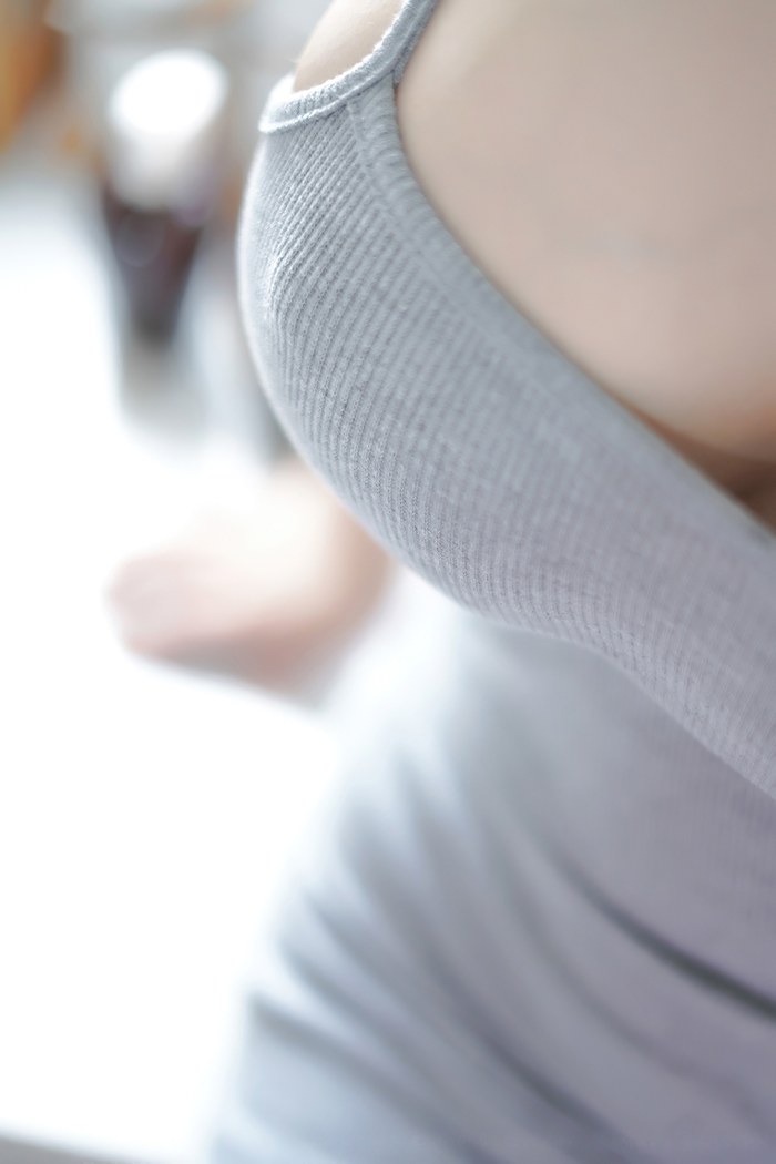 奶牛娇娘周大萌吊带裙秀白皙爆乳