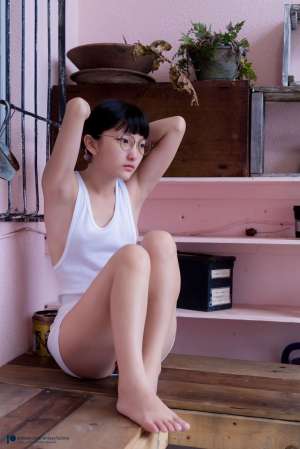 哪个少女不怀春,清纯少女大胆露出