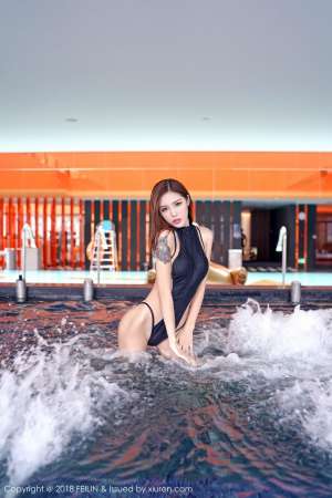 苗条美女主播梦小楠小夜猫性感泳池湿身照