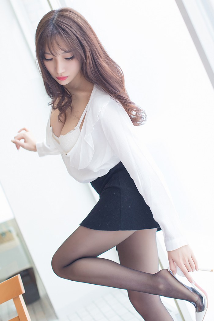 职场丽人女秘书小狐狸酥胸圆润黑丝配小高勾魂夺魄