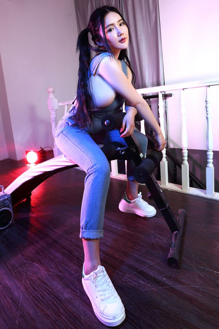 童颜巨乳少女梓熙激情背带裤露大奶
