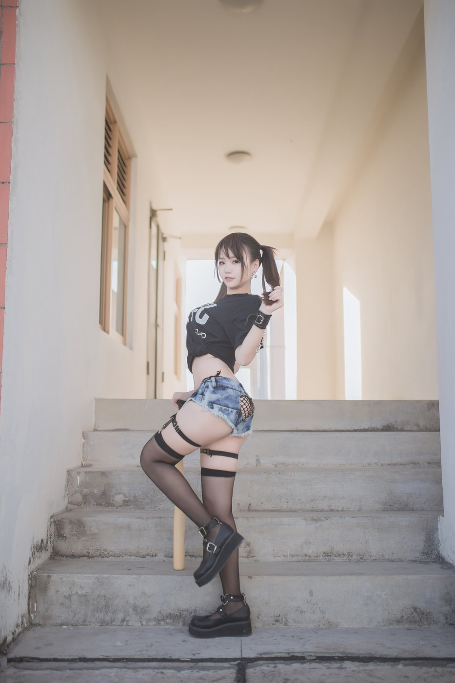 童颜巨乳妹子宅夏丝袜美臀蜜桃比心
