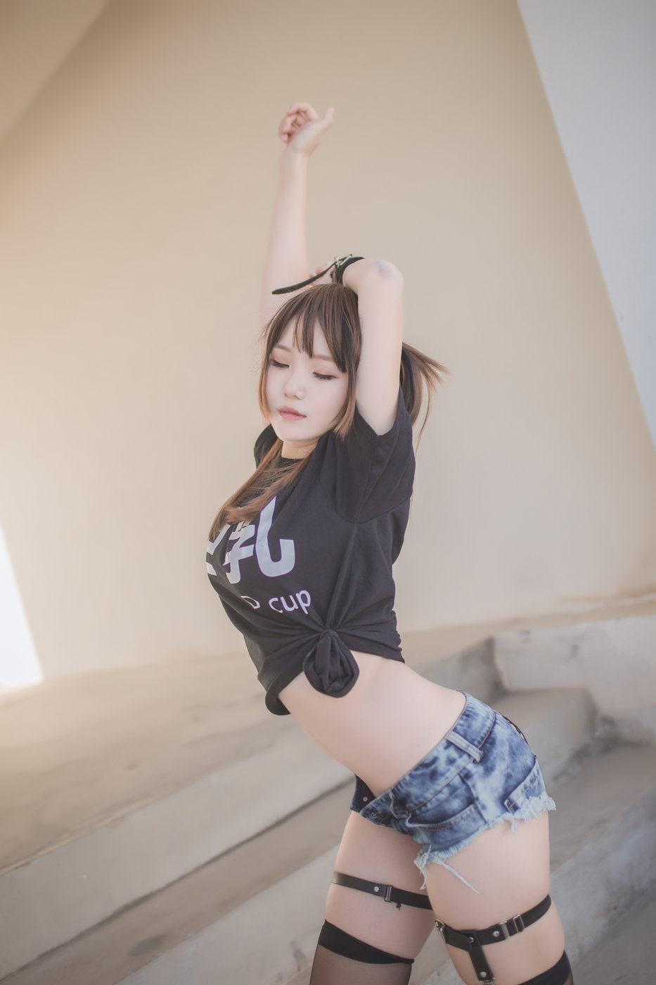 童颜巨乳妹子宅夏丝袜美臀蜜桃比心