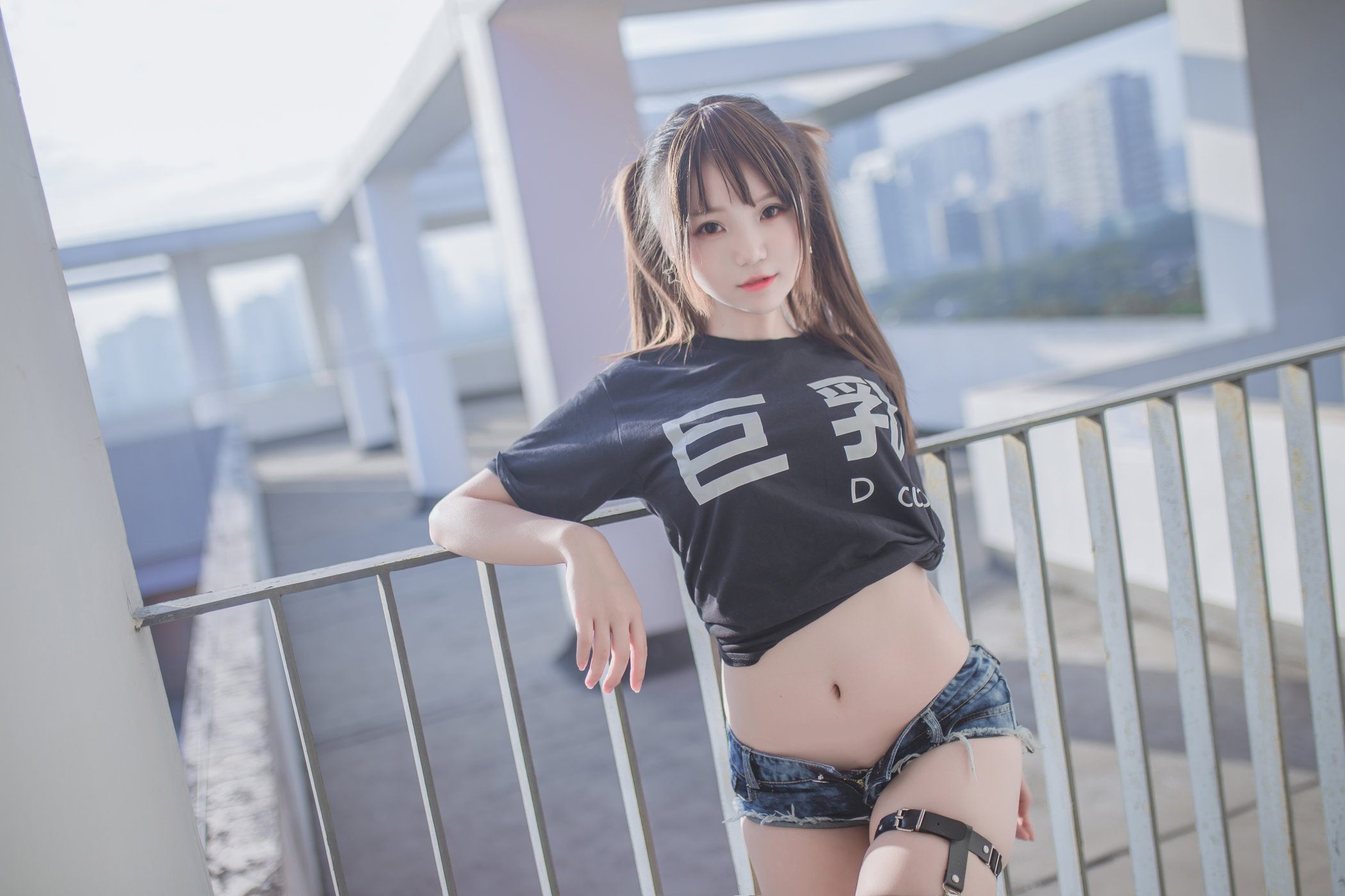 童颜巨乳妹子宅夏丝袜美臀蜜桃比心