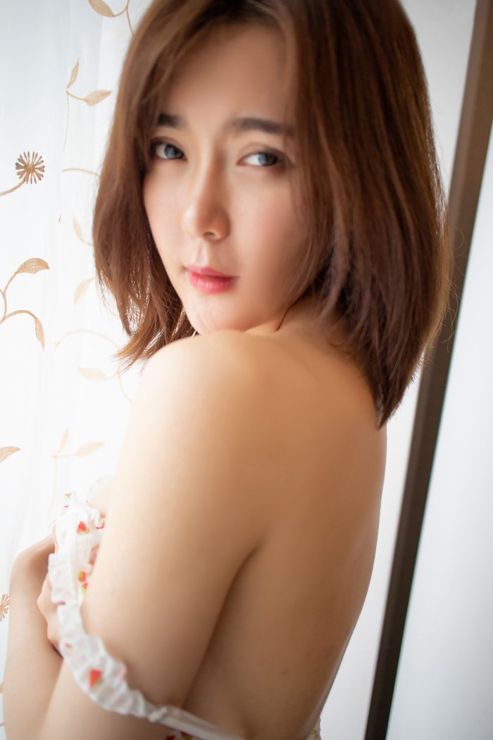 秀丽邻家女孩的花内衣