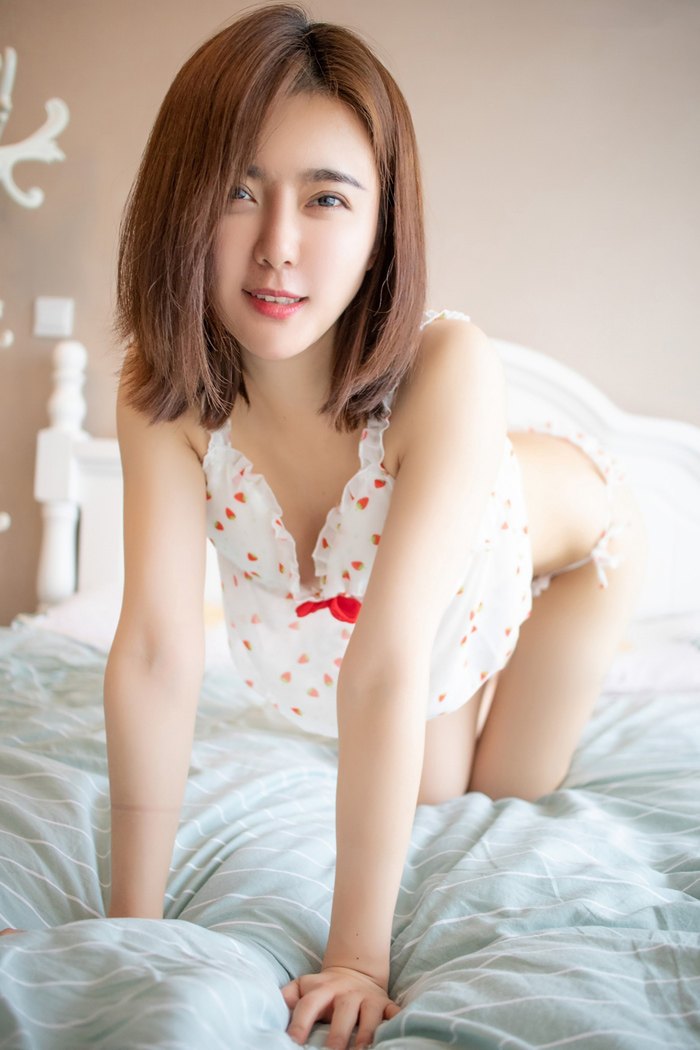 秀丽邻家女孩的花内衣