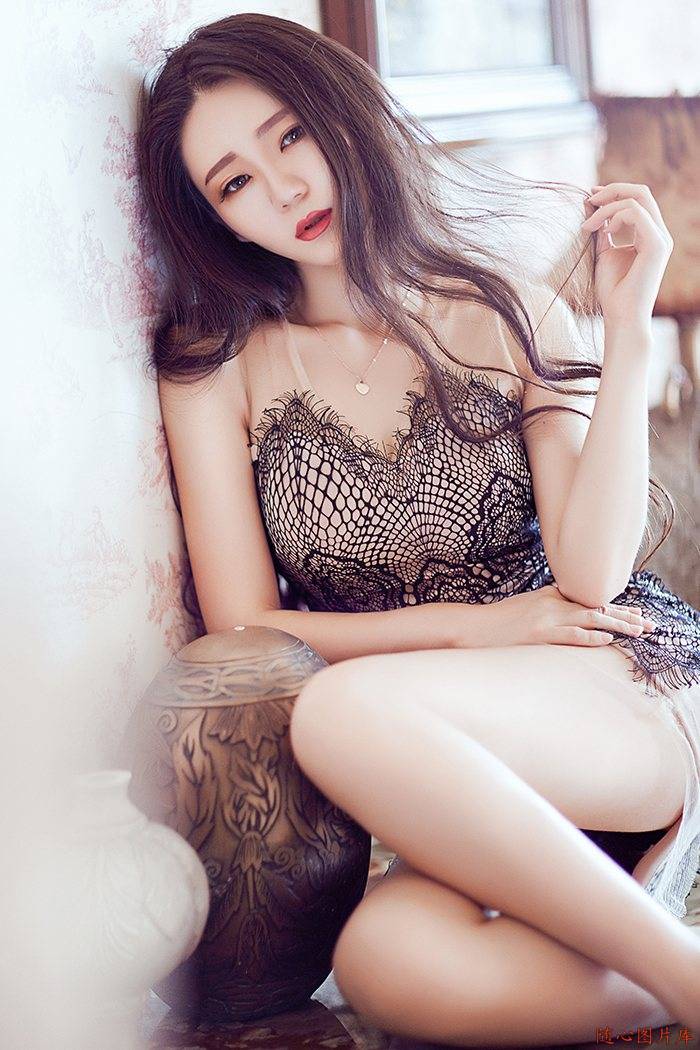知性女神莫雅淇 热辣胴体香艳欲滴