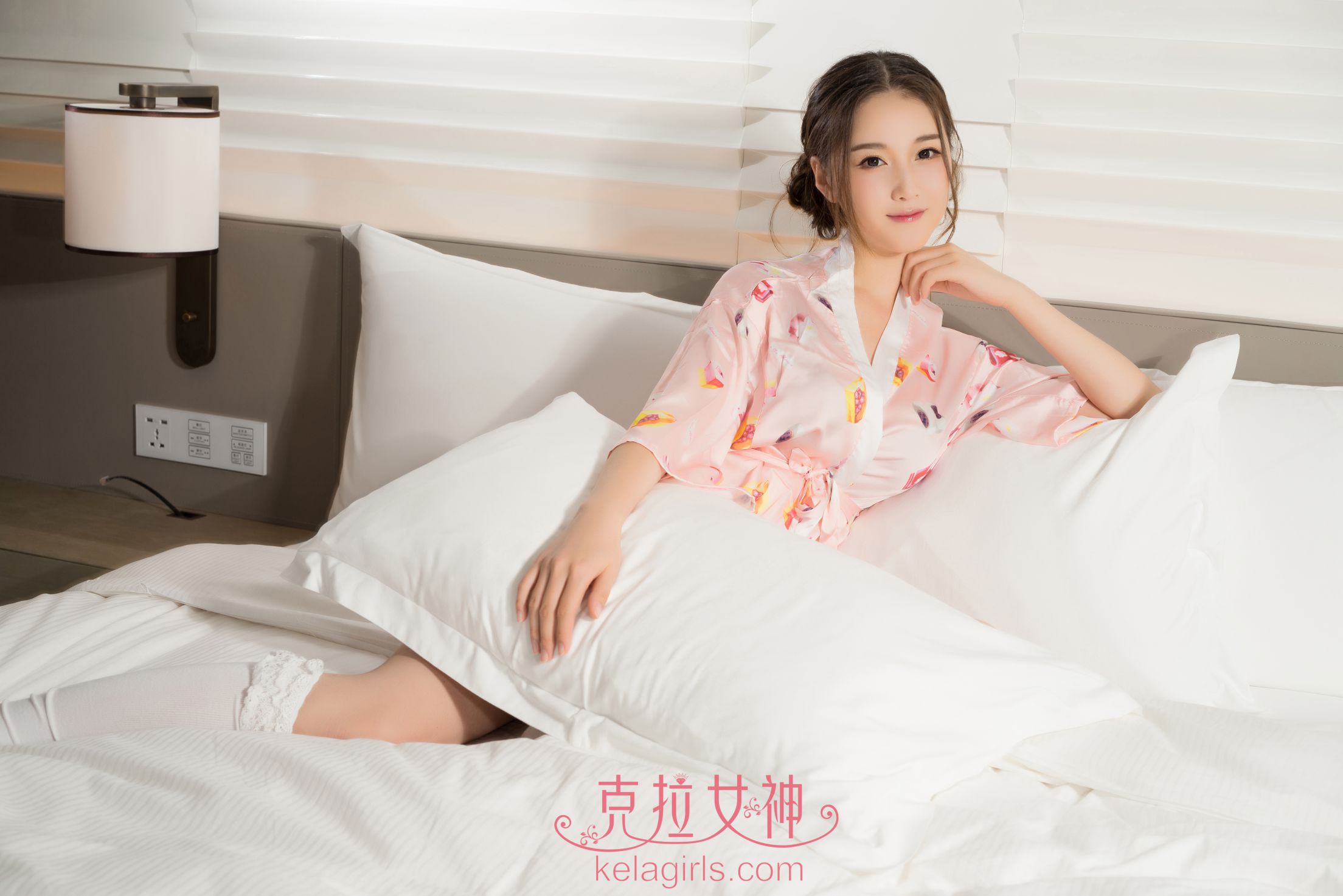 甜美女神杨暖碎花睡衣写真