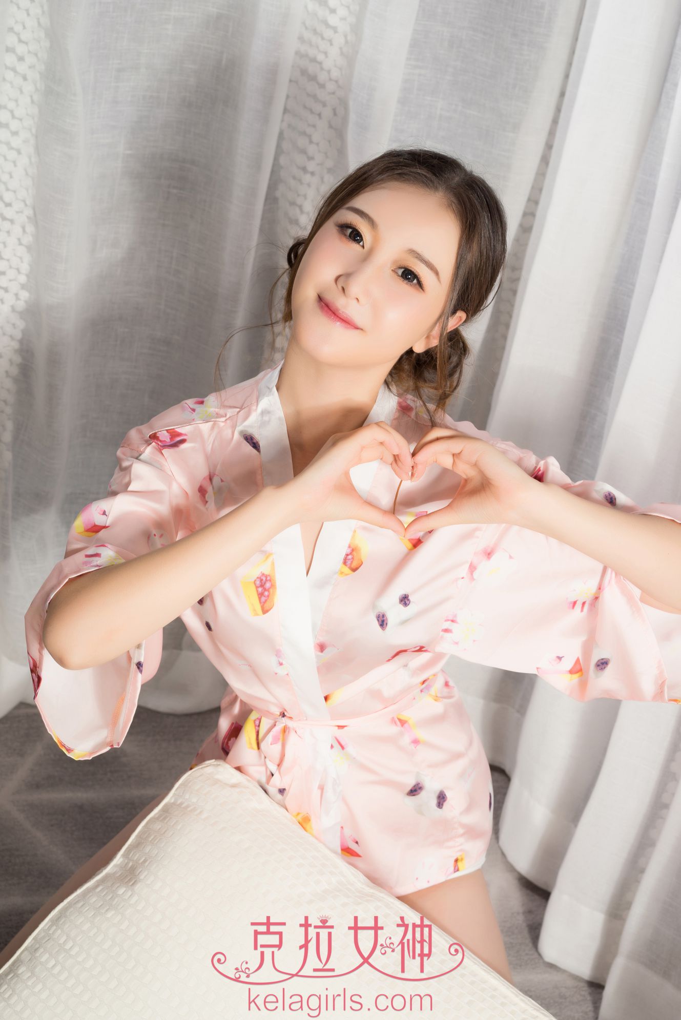 甜美女神杨暖碎花睡衣写真