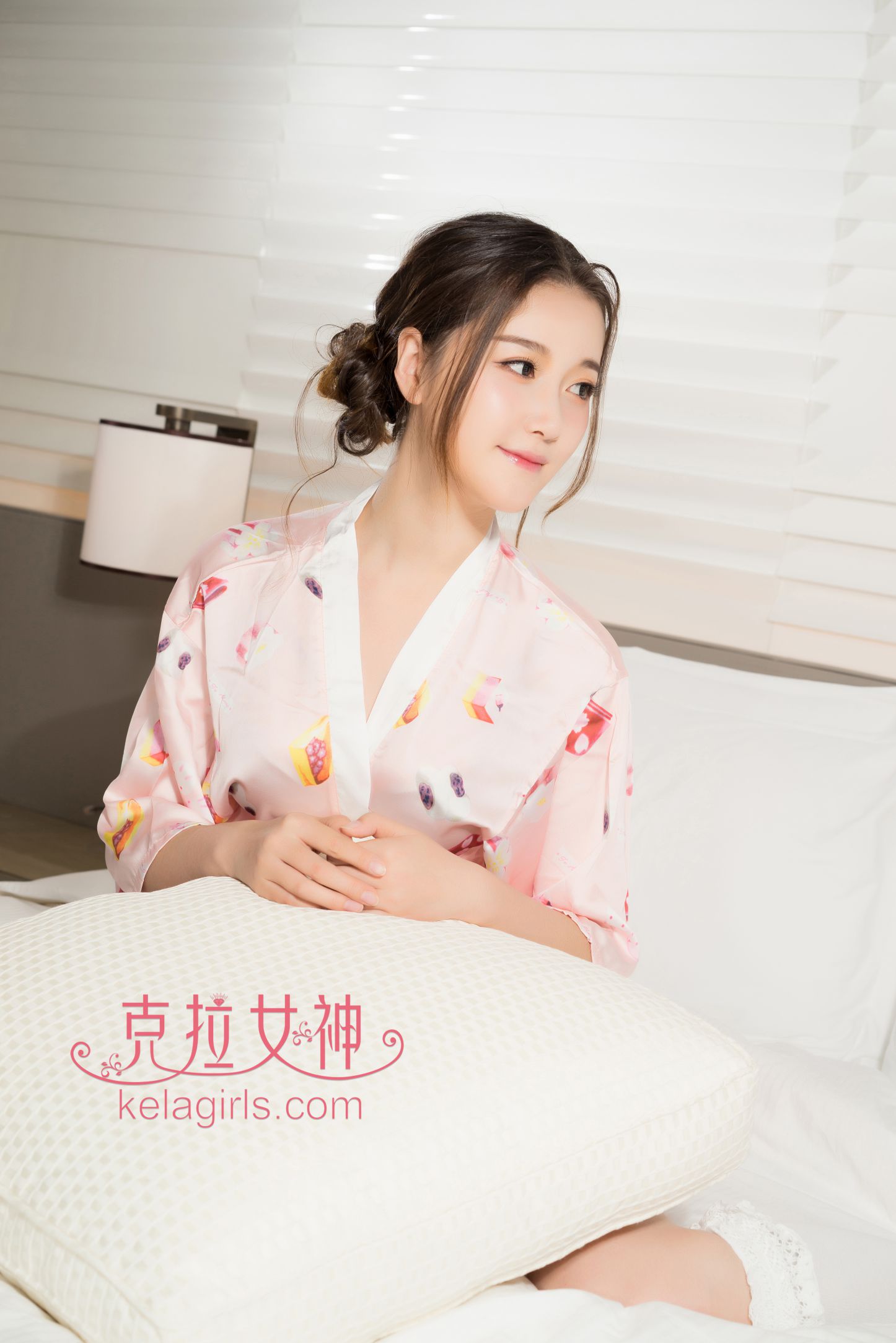 甜美女神杨暖碎花睡衣写真