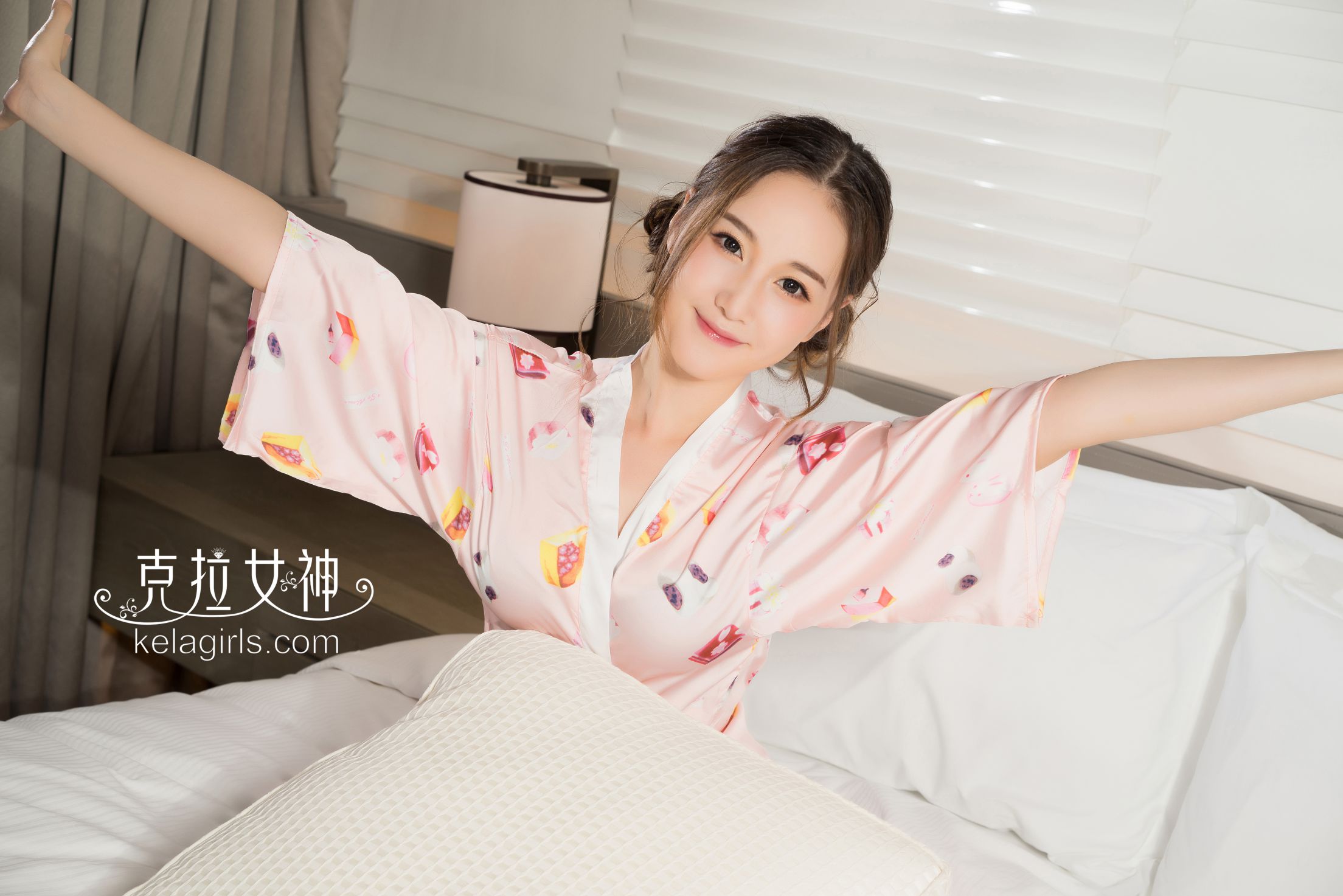 甜美女神杨暖碎花睡衣写真